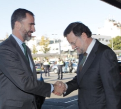 Don Felipe recibe el saludo del presidente del Gobierno, Mariano Rajoy a su llegada a la estación de Barcelona Sants